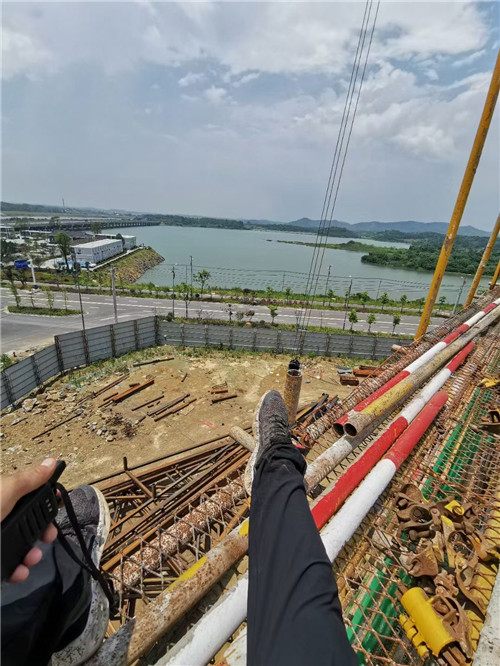 江源区作业中发生设备损坏或人员意外，责任怎么划分？